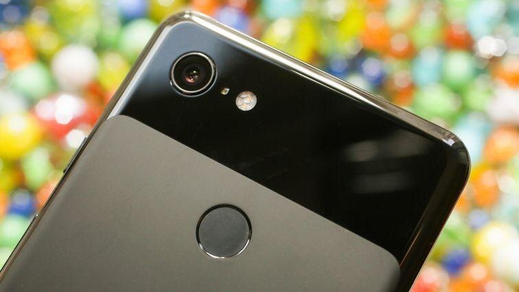 Задняя часть смартфона Google Pixel 4 с камерой и сканером отпечатков пальца