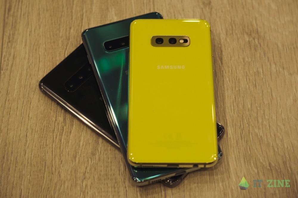 Множество смартфонов Samsung на деревянном столе