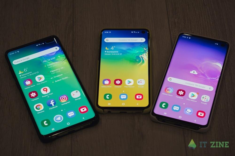 Три смартфона Samsung Galaxy S10 с яркими экранами