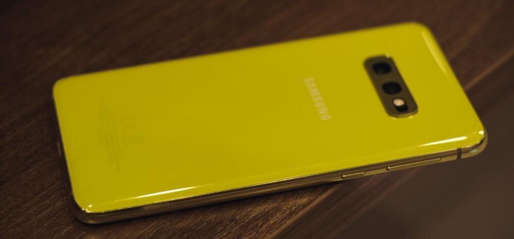 Задняя панель Samsung Galaxy S10e ярко-желтого цвета
