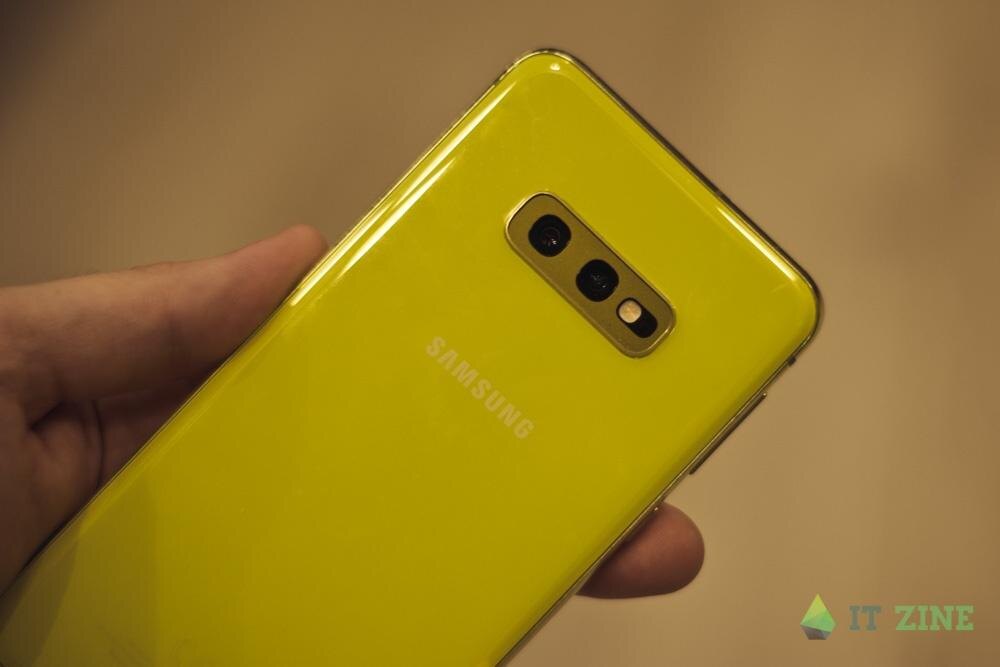 Жёлтый Samsung Galaxy S10 с тройной камерой