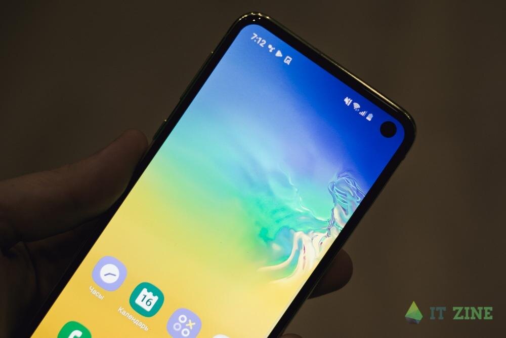 Смартфон Samsung Galaxy с дисплеем и иконками приложений