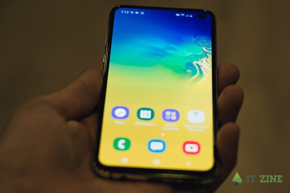 Смартфон Samsung Galaxy с ярким дисплеем и интерфейсом