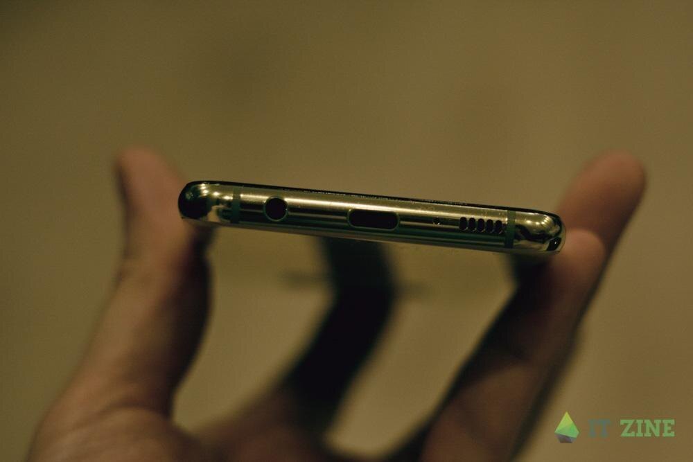 Вид на нижний торец смартфона iPhone с аудиоразъемом и зарядным портом