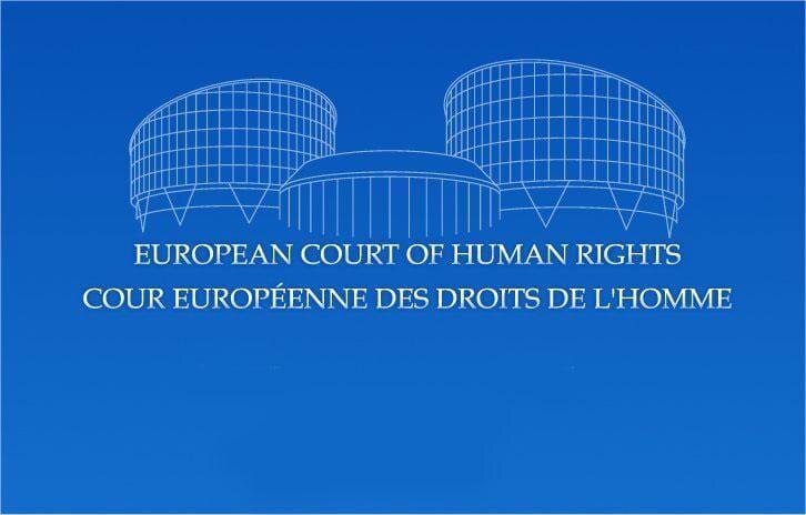 Логотип Европейского суда по правам человека на синем фоне