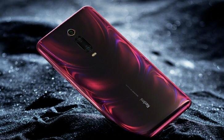 Задняя часть смартфона Tecno Camon 50 Ultra 5G с четырьмя камерами и оранжевым корпусом