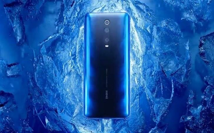Мотоцикл Edge 70 Fusion с тремя камерами сзади и дисплеем спереди