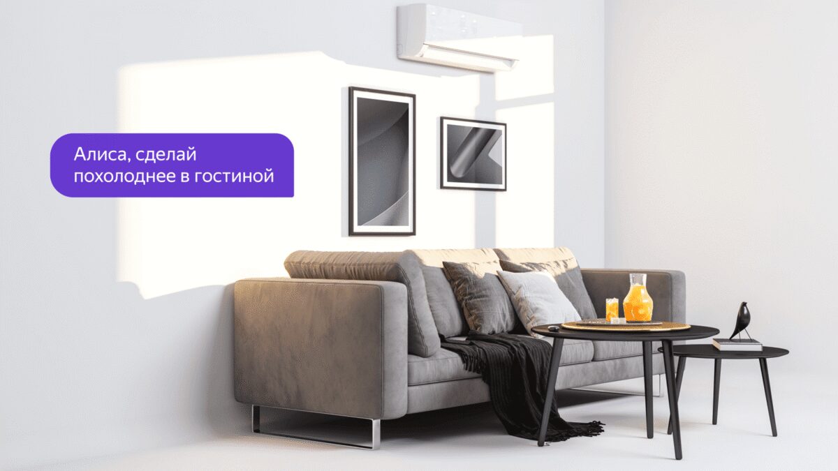 Современный уютный интерьер гостиной с серым диваном и кофе столом