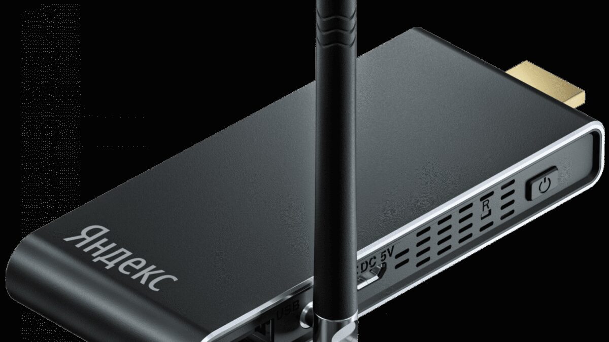 Вид спереди устройство Яндекс.Плюс с антенной