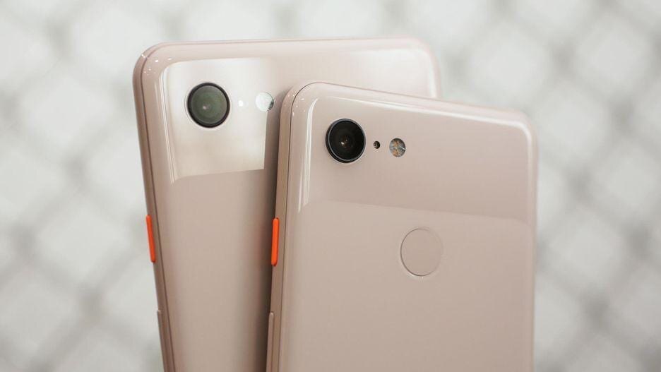 Задняя часть смартфонов Pixel 4 и Pixel 4 XL с камерами и кнопками оранжевого цвета