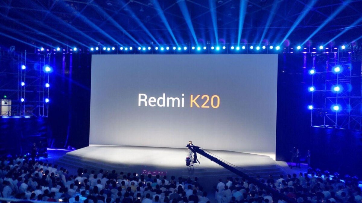 Презентация Redmi K20 на сцене с большой экраном