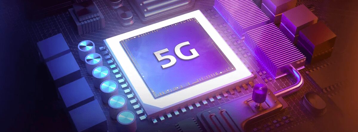 чип 5G на материнской плате компьютера с радиатором
