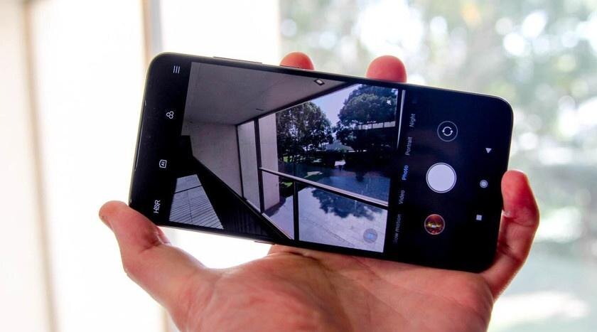 Фасад здания VK Stadium с неоновыми подсветками колонн