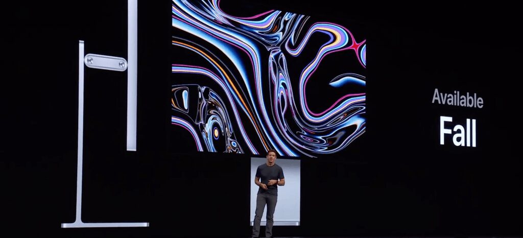 Презентация Apple с дисплеем Pro Display XDR и человеком на сцене