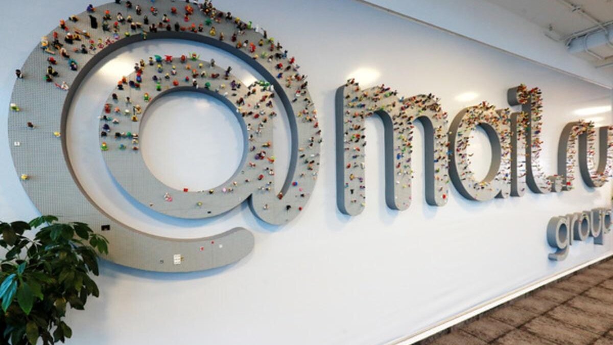 Декоративная надпись AtMult в офисе с маленькими фигурками