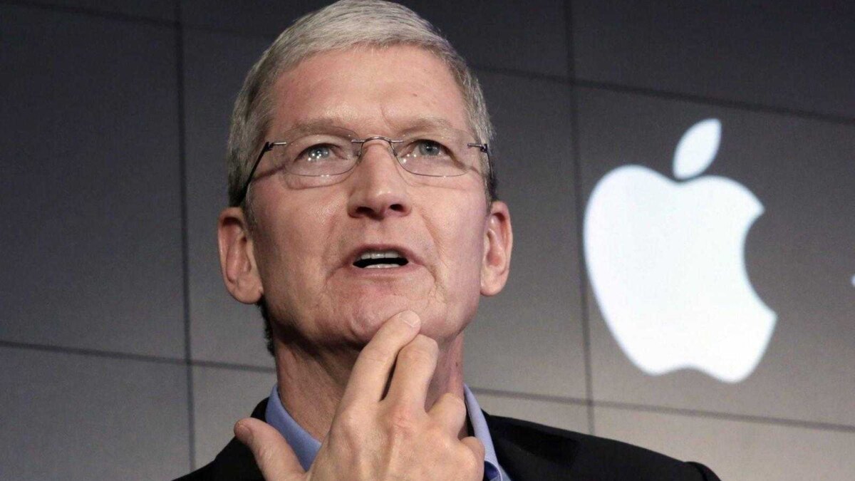Генеральный директор Apple Тим Кук на презентации