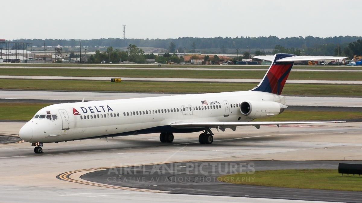 У Delta Airlines MD-88 загорелся двигатель 2 268930