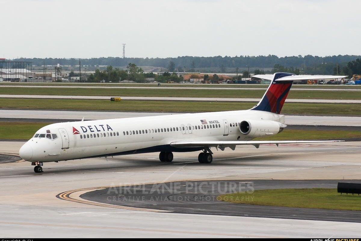 У Delta Airlines MD-88 загорелся двигатель 2 268930