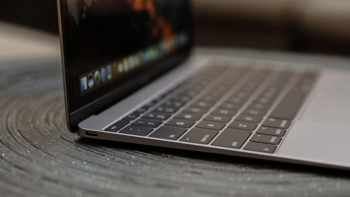 Боковая часть MacBook 12 дюймов с клавиатурой и портом USB-C