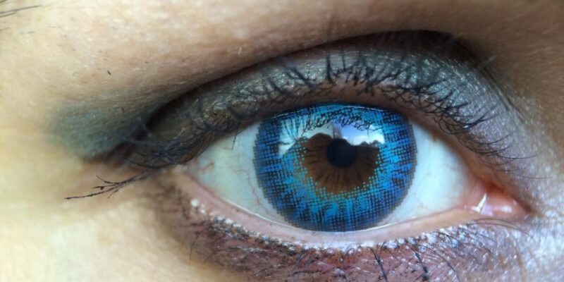Ученые создали контактную линзу, которая позволяет увеличивать изображение (air optix color ciba vision freshlook air optix brilliant blue colour review of air optix color)
