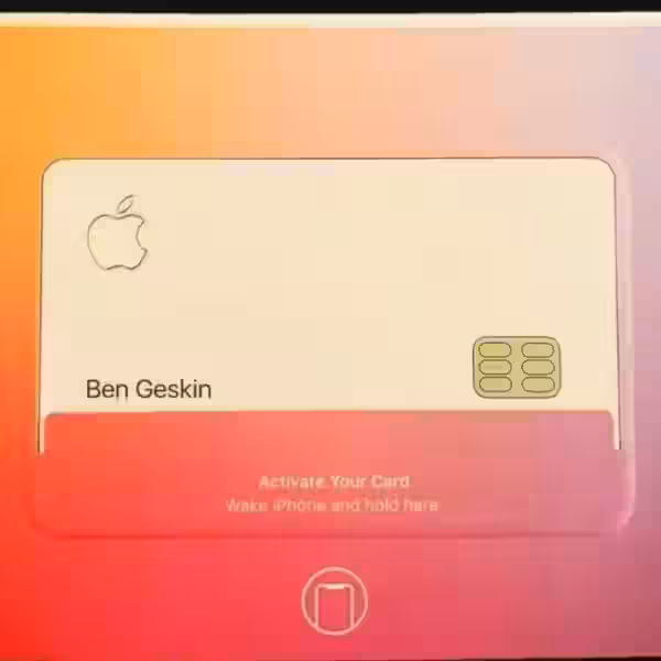 Кредитная карта Apple Card с именем Ben Geskin на фоне градиентного фона