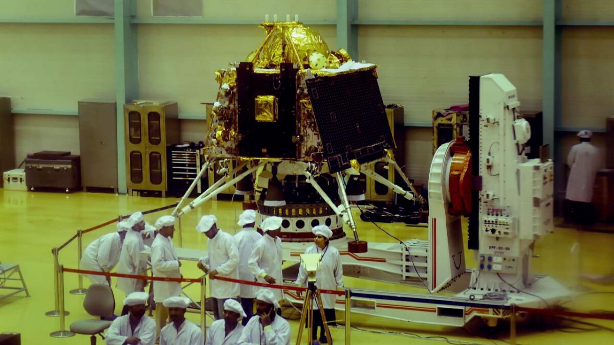Запуск космического аппарата Chandrayaan-2 внутри лаборатории