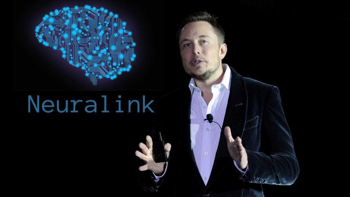 Мужчина на сцене с логотипом Neuralink и изображением мозга