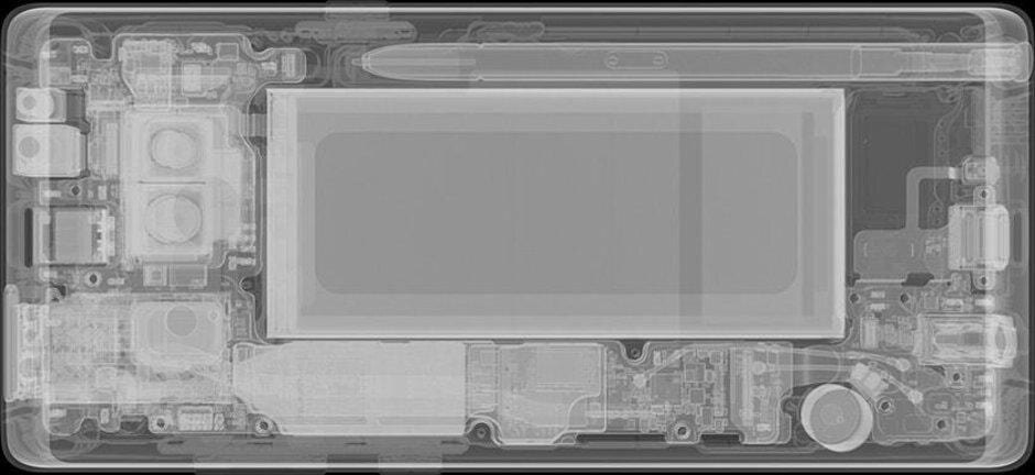 Снимок внутренней части смартфона Samsung с дисплеем и компонентами