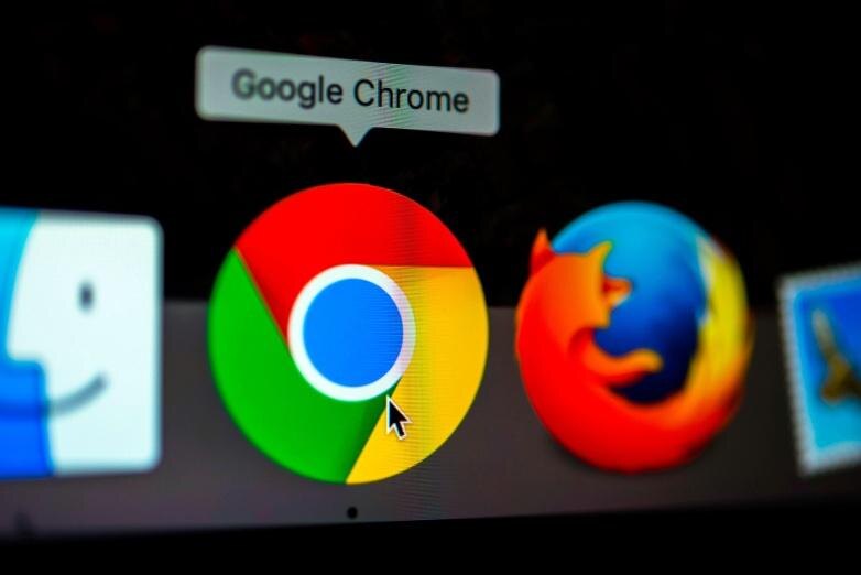 Значок браузера Google Chrome на экране компьютера