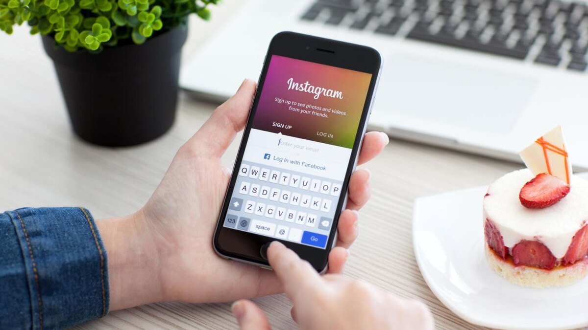 Экран смартфона iPhone с интерфейсом Instagram и клавиатурой
