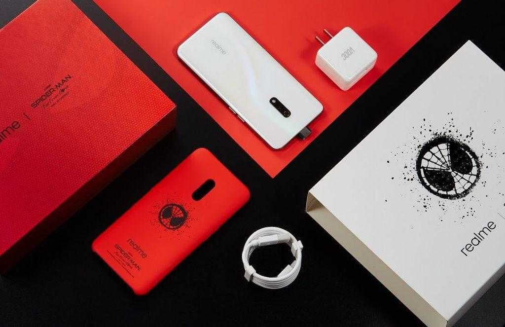 Набор аксессуаров Realme X Spider-Man Edition на черном фоне