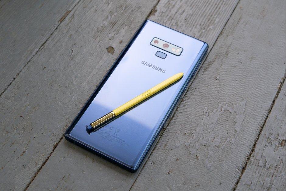 Задняя панель Samsung Galaxy с камерой и стилусом Желтый S Pen лежит на поверхности дерева
