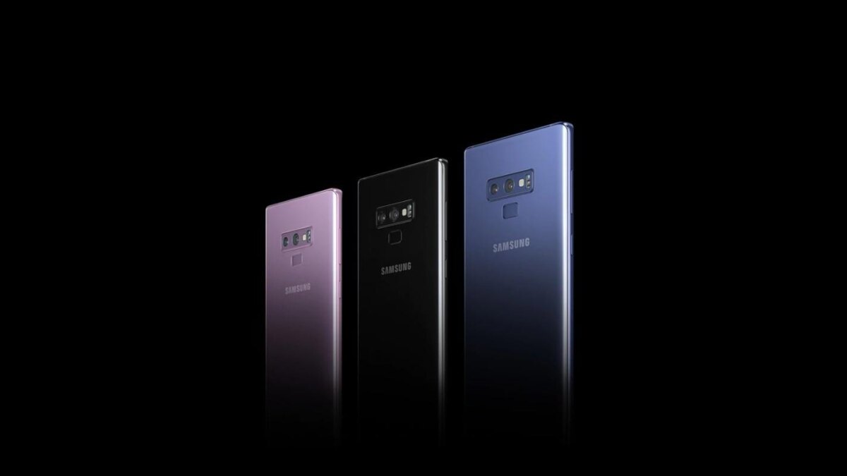 Три Samsung смартфона с задней панелью и камерами