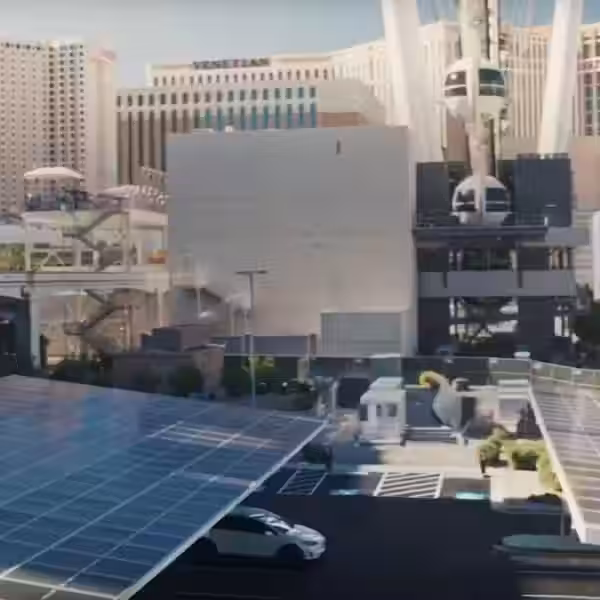 Солнечные панели Tesla на крыше станции зарядки Вегас