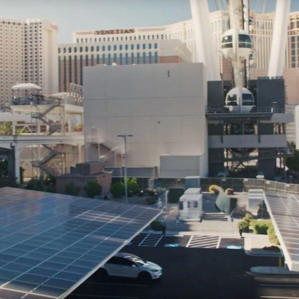 Tesla открывает станцию ​​Vegas V3 Supercharger с питанием от солнечных батарей (tesla v3 supercharger station las vegas strip)
