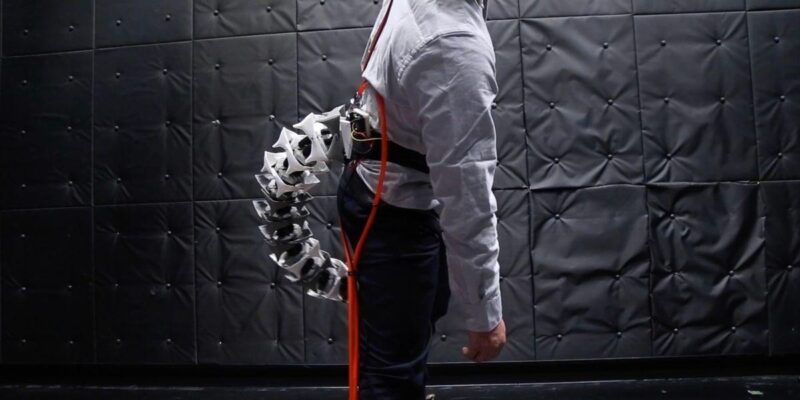 Японские изобретатели создали роботизированный хвост для людей (0 jip chp 060819tail 1253jpg)