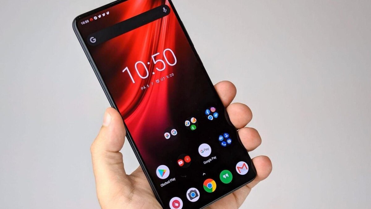 Смартфоны OPPO Reno15 Pro и умные часы Watch S на фоне дизайна
