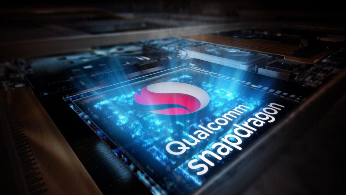 Экран смартфона с логотипом Snapdragon 875 и названием Qualcomm