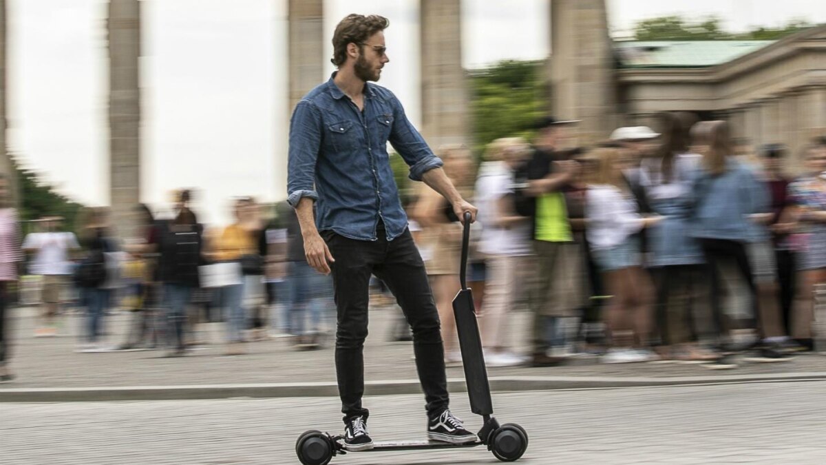 Самокаты возглавили топ товаров для активного отдыха этим летом 2 2019 audi e tron scooter 01
