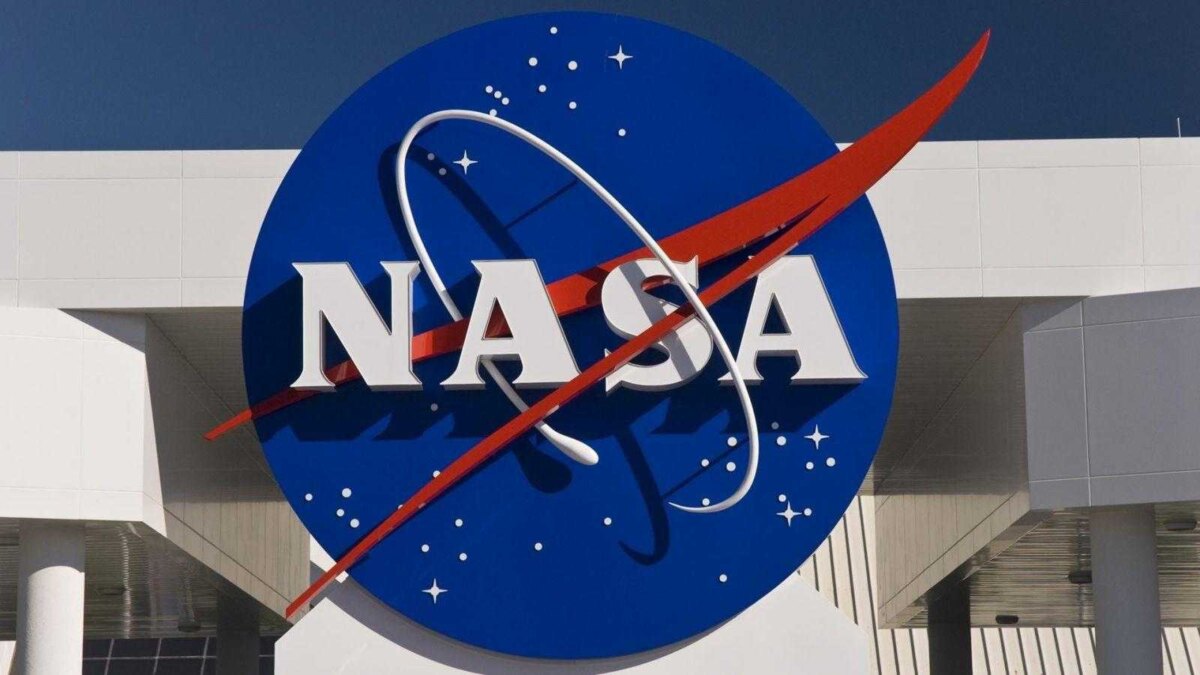 Знак NASA на внешней стене современного здания