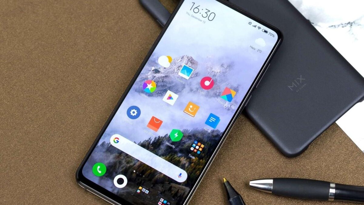OPPO Reno15 Pro и Watch S на белом столе
