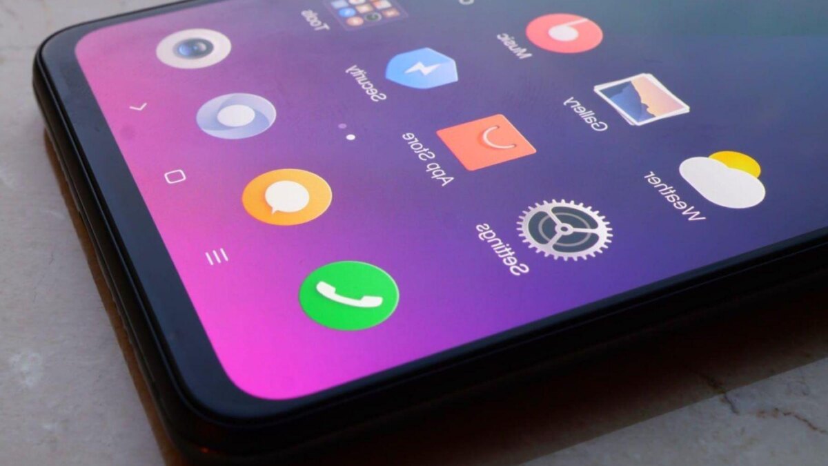 Смартфон Xiaomi Mi Mix 4 спереди с ярким дисплеем