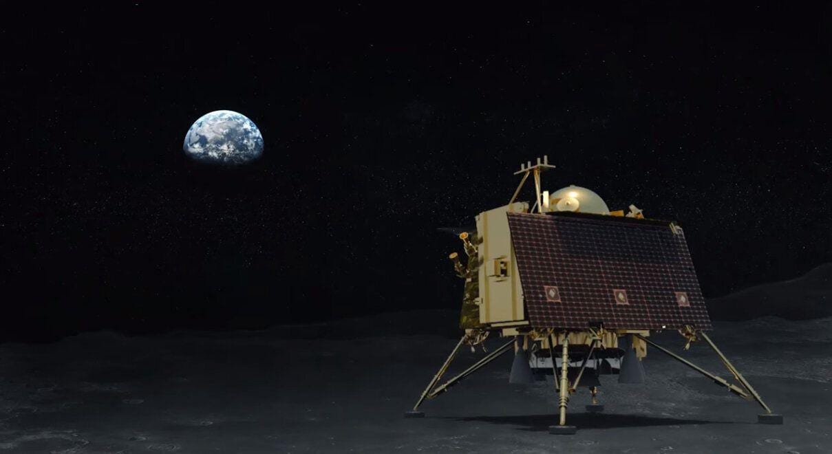 Индийский лунный модуль выходит на орбиту Луны для посадки (5d28487d240000ff349354ef)