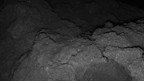 Исследователи получили новые снимки с поверхности астероида Рюгу ()
