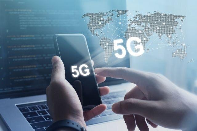 Мобильный телефон с изображением 5G и глобусом