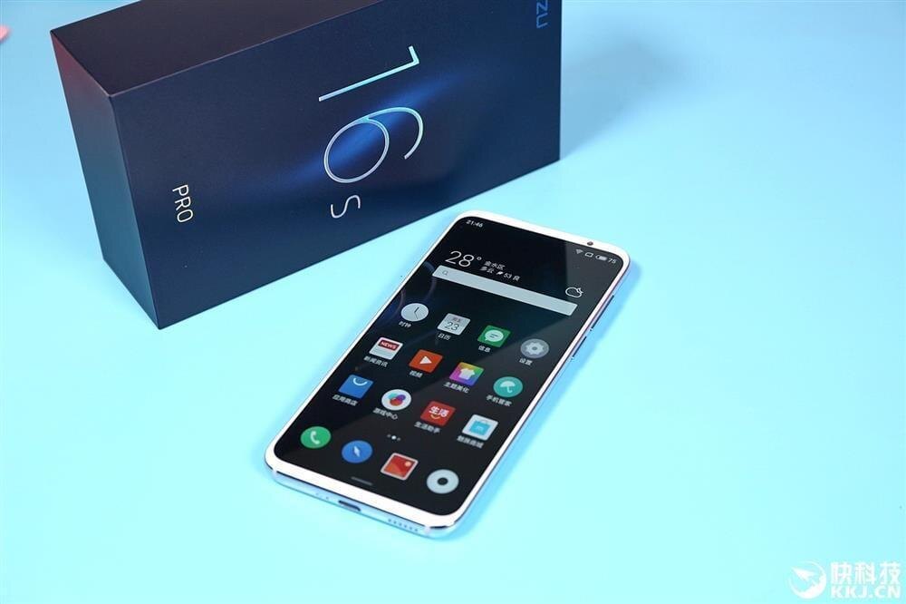 Смартфон Meizu 16S Pro и его коробка на светлом фоне