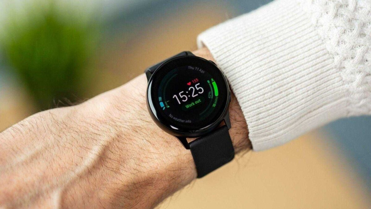 Умные часы Samsung Galaxy Watch Active 2 на руке