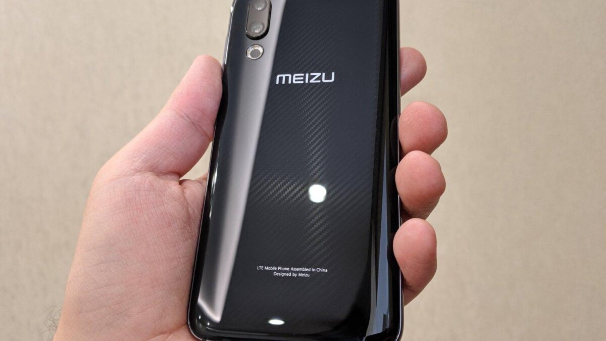 Обратная сторона смартфона Meizu 16S Pro с двойной камерой и логотипом