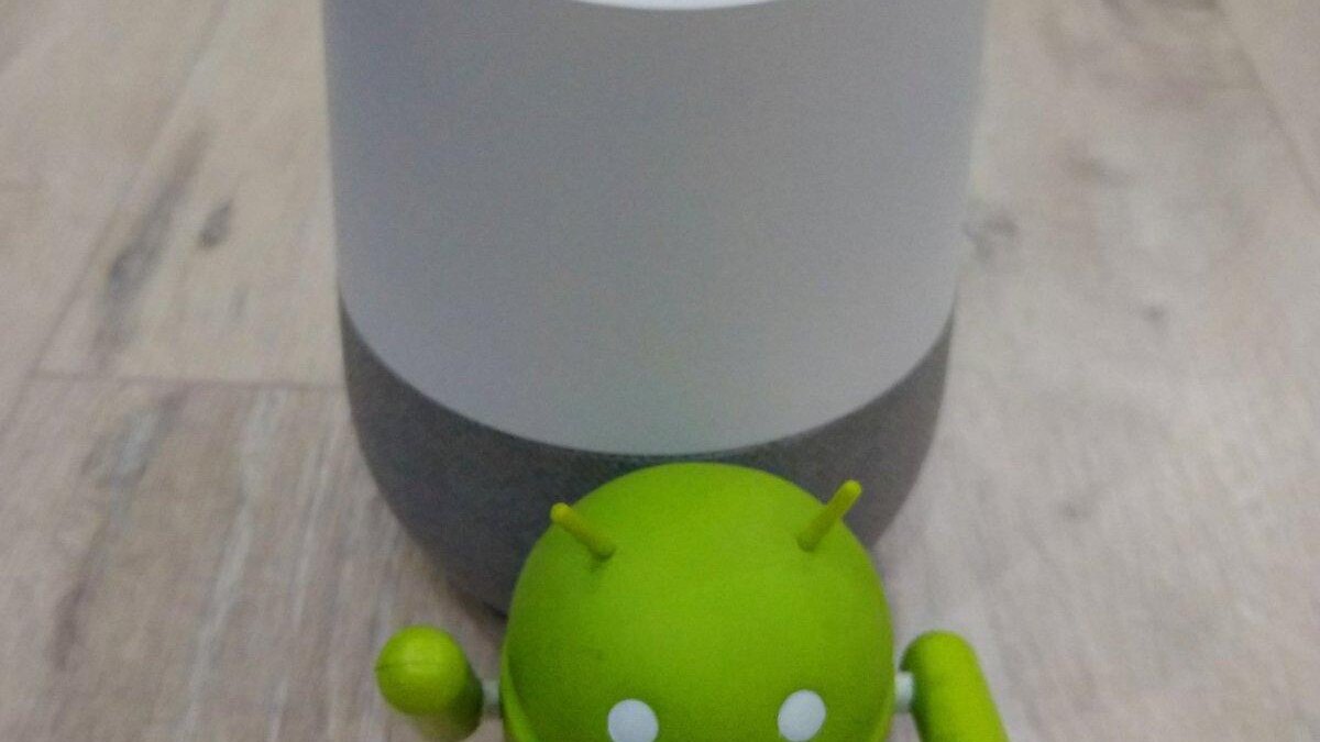 Кукла робота Android с зелёным цветом и двумя антеннами на голове