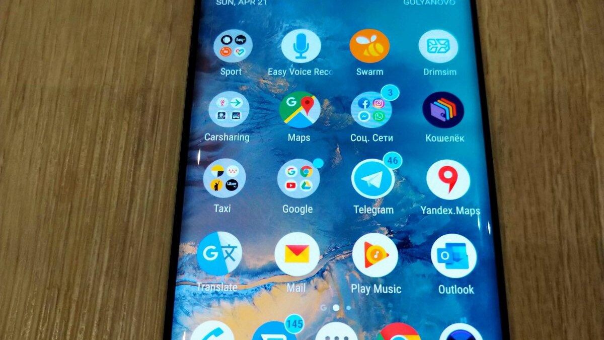 Смартфон с черной рамкой и отображением интерфейса